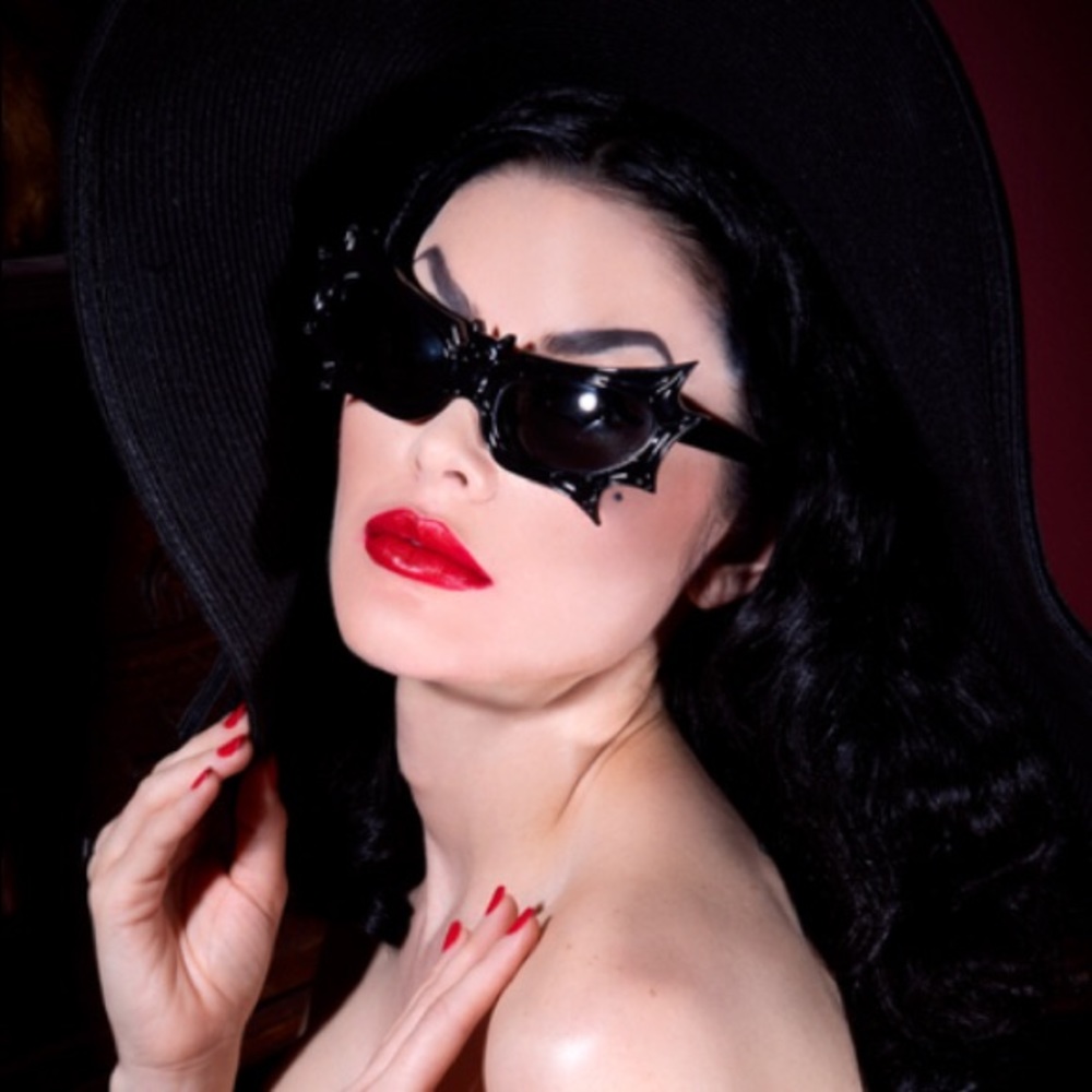 Vampira Sunglasses By La Femme en Noir